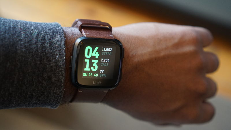 Illustration for article titled Fitbit Versa, análisis: este reloj es genial para fitness, pero le faltan apps y un GPS